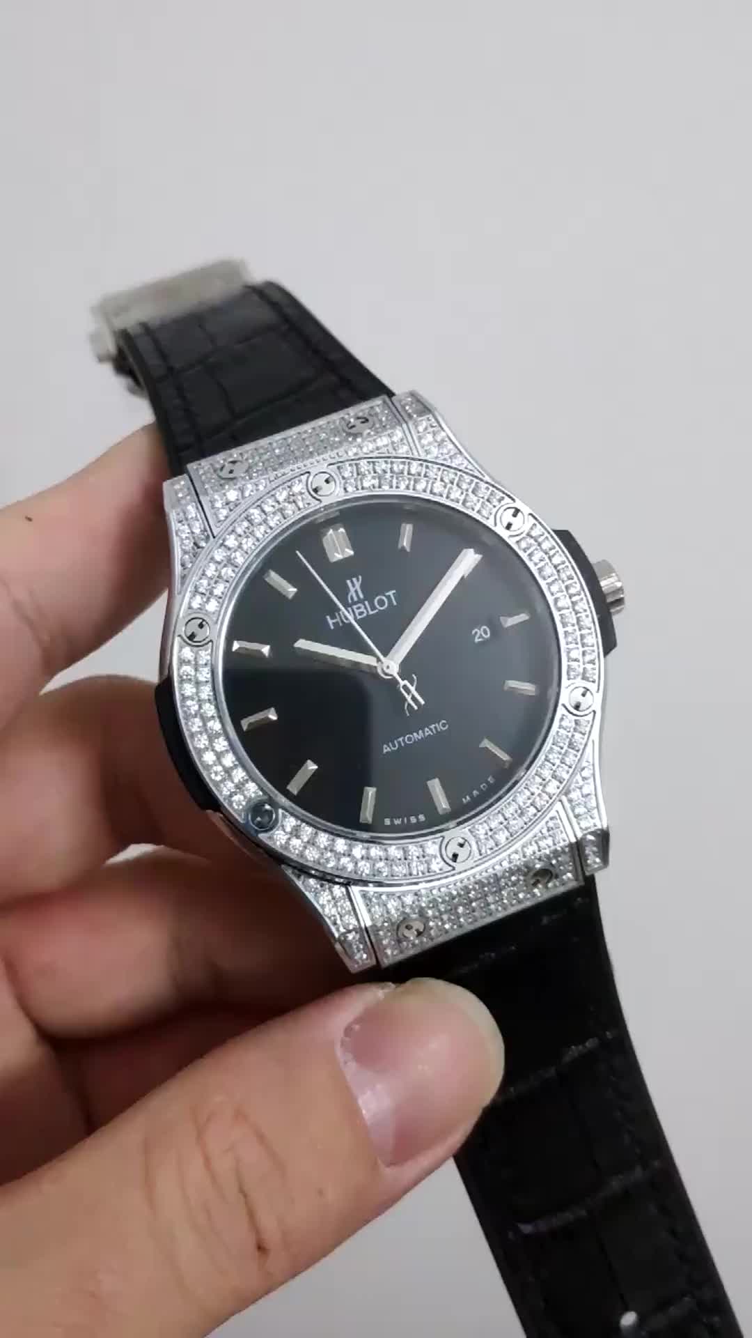 Hublot Montre Classic Fusion unisexe 542.NX.1171.LR.1704 Titane