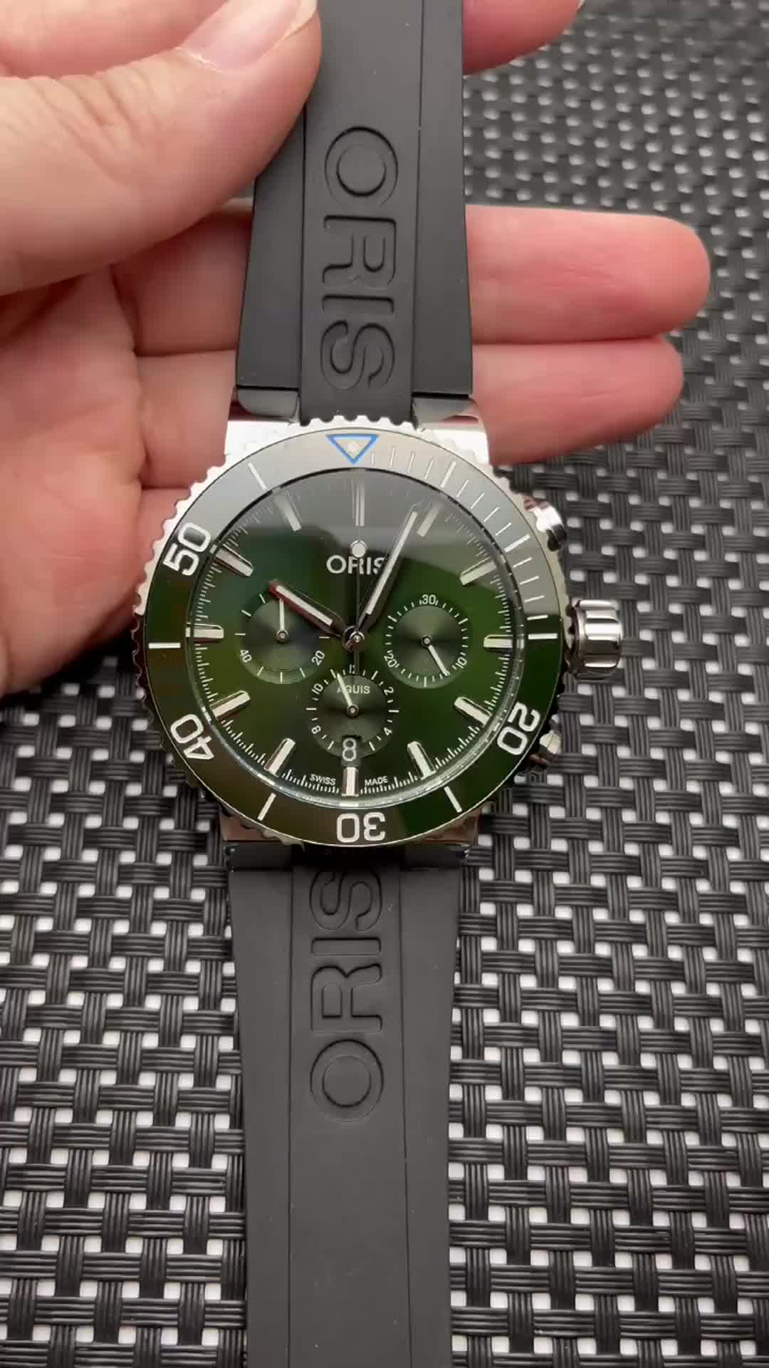 ORIS Aquis Date Caliber 400  green dial