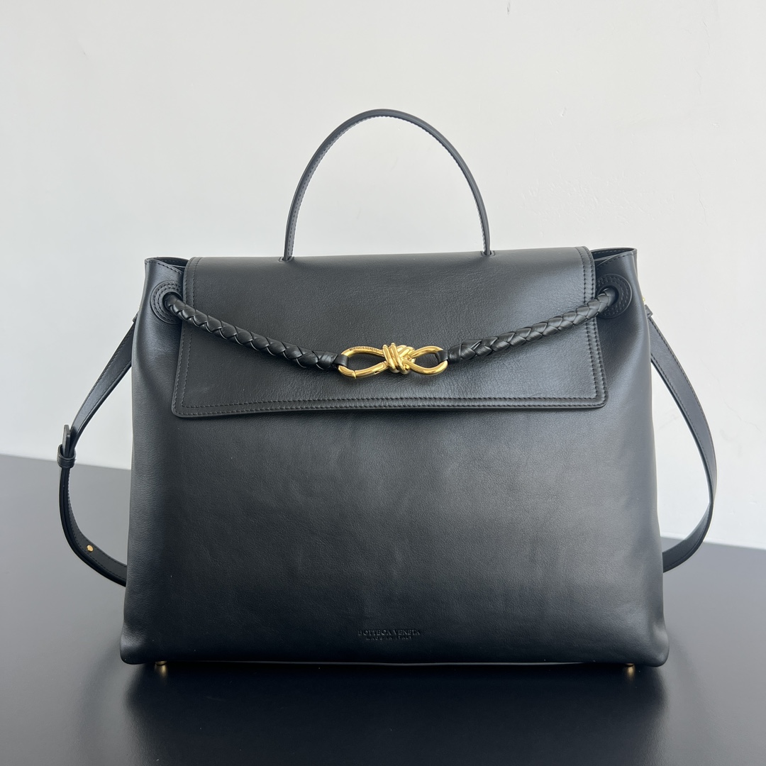 BOTTEGA VENETA Silky Calfskin Medium Andiamo Shoulder Bag black