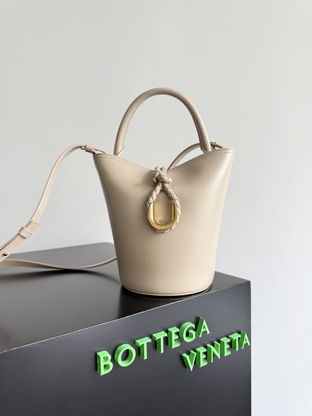 Bottega Veneta – Small Liberta Bucket Bag