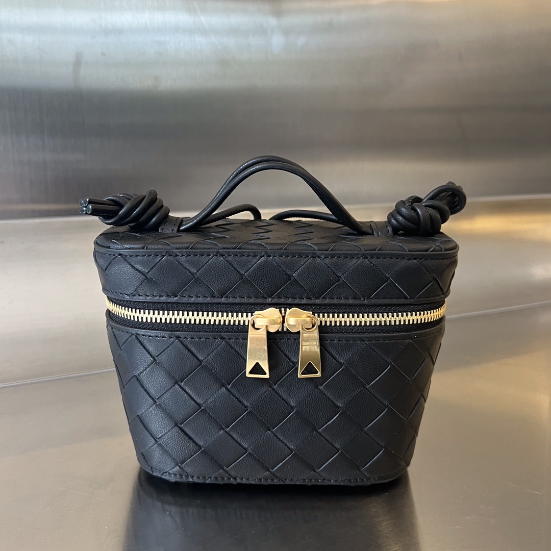 Bottega Veneta Small Vanity Case On Strap in Fondant &