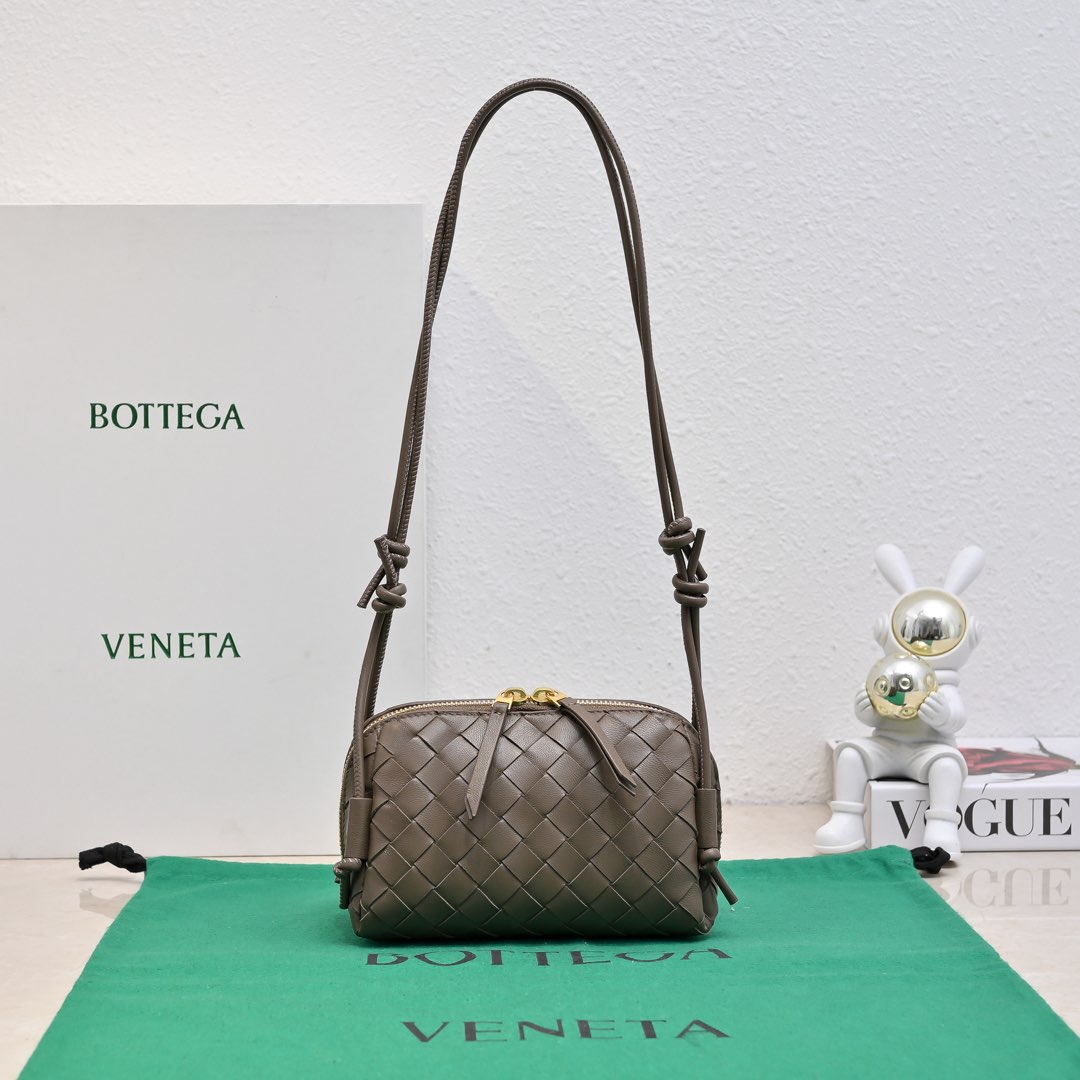 Bottega Veneta® Women’s Concert Pouch in Fondant brown