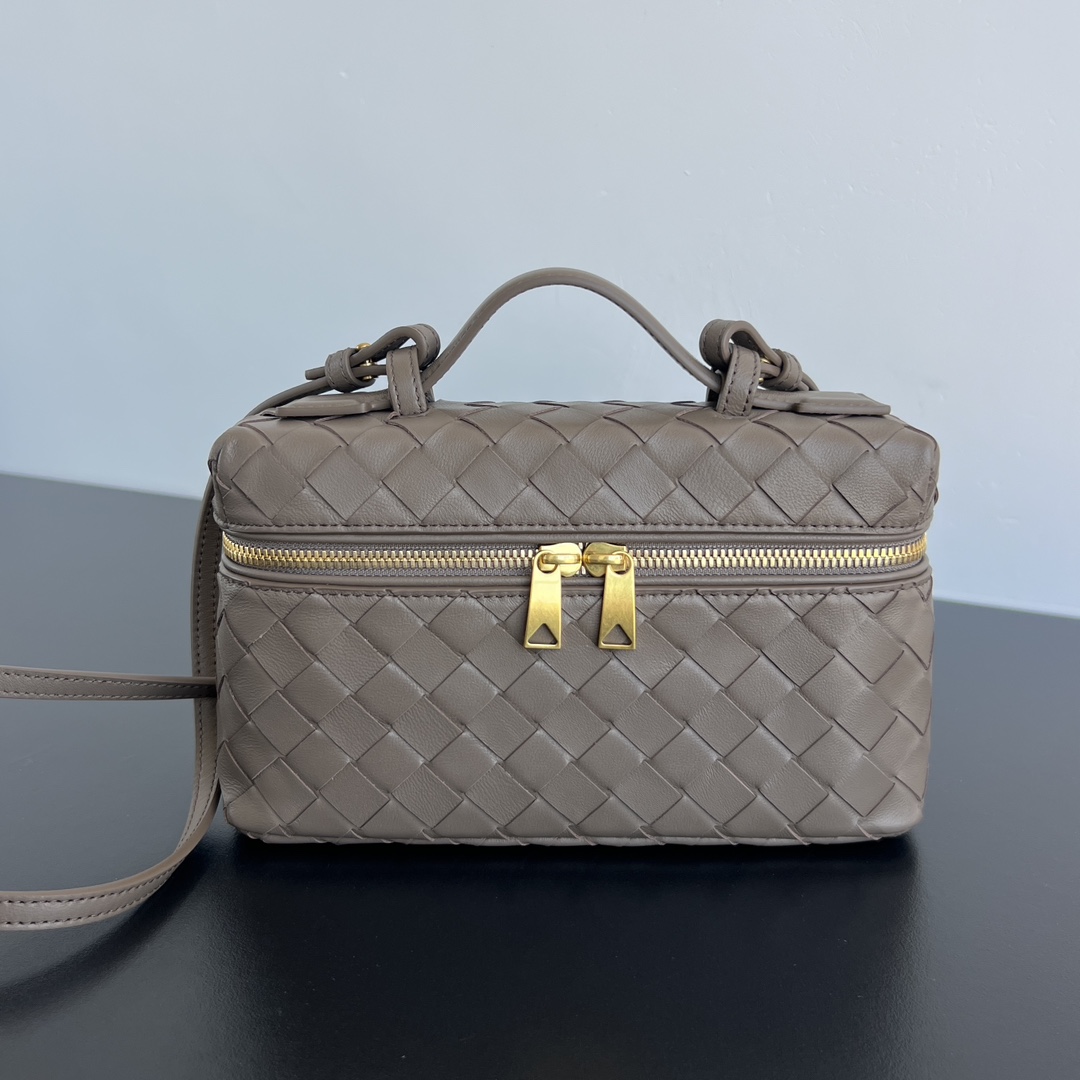 Bottega Veneta® Women’s Bang Bang in Limestone.