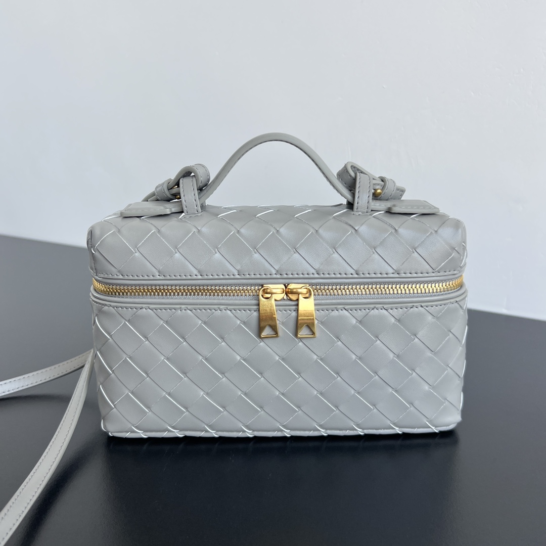 Bottega Veneta Intrecciato Vanity Case – Sterling blue