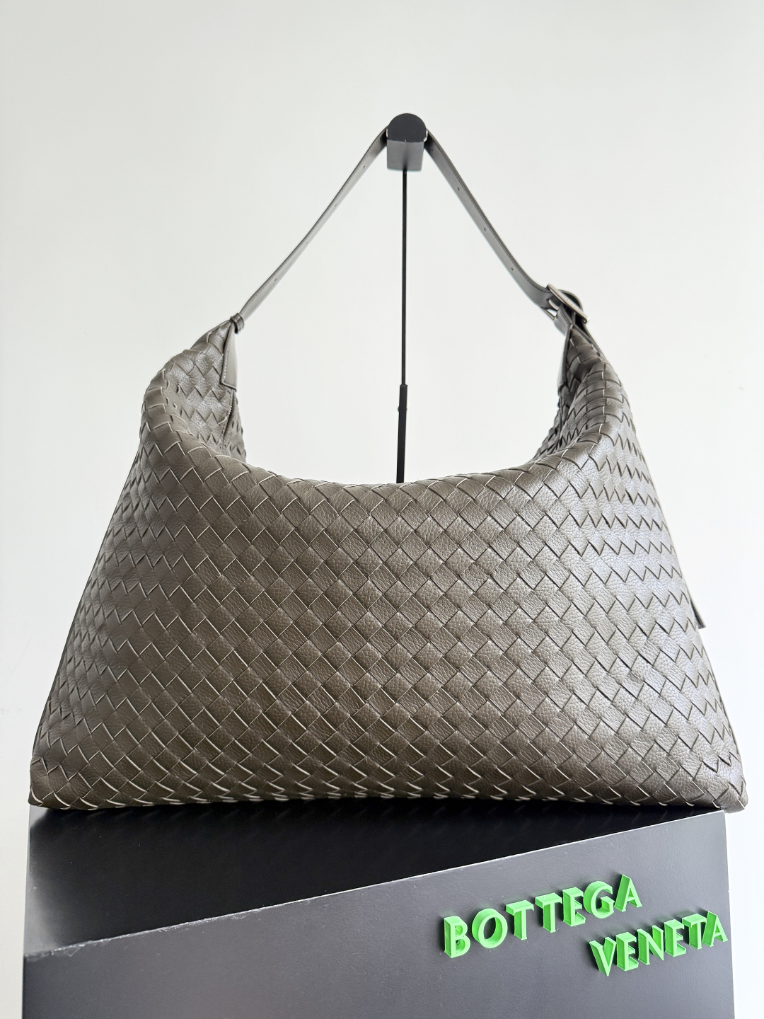 Bottega Veneta Medium Intrecciato Traveller Hobo Bag |