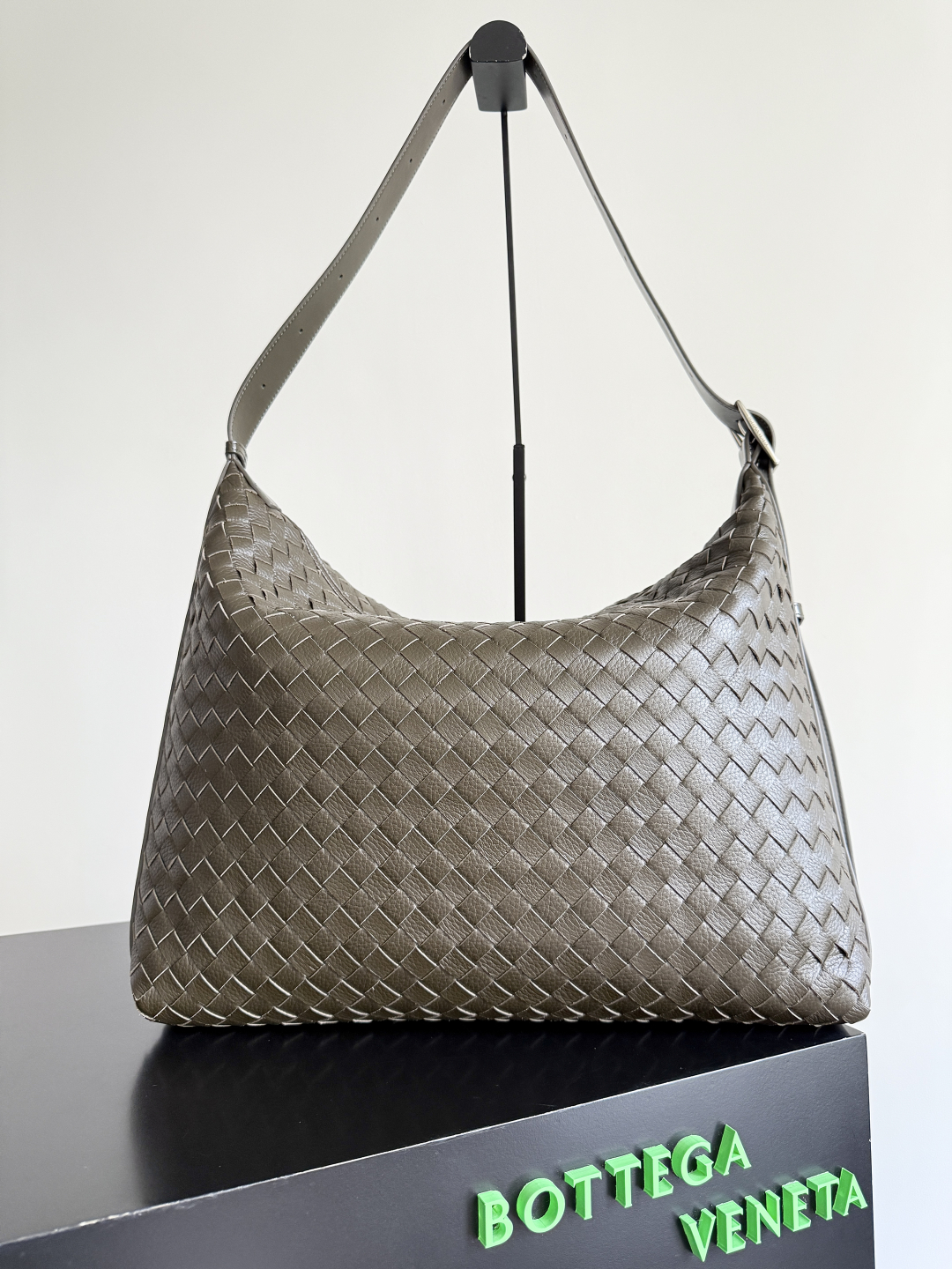 Bottega Veneta Medium Intrecciato Traveller Hobo Bag
