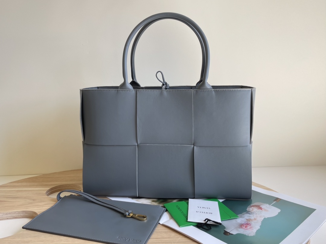 Bottega Veneta  Nappa Maxi Intrecciato Small Arco Tote Thunder