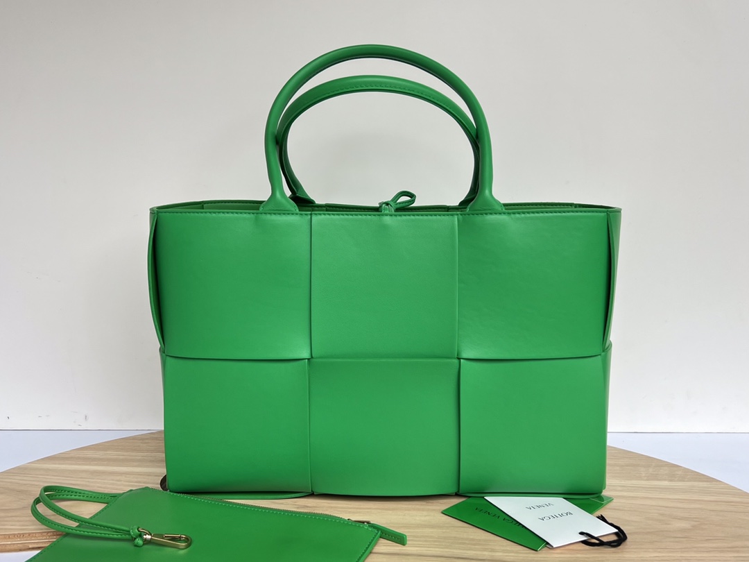 Bottega Veneta – Arco Small leather tote Bottega Veneta