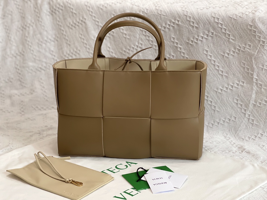 Bottega Veneta Small Arco Tote Bag |