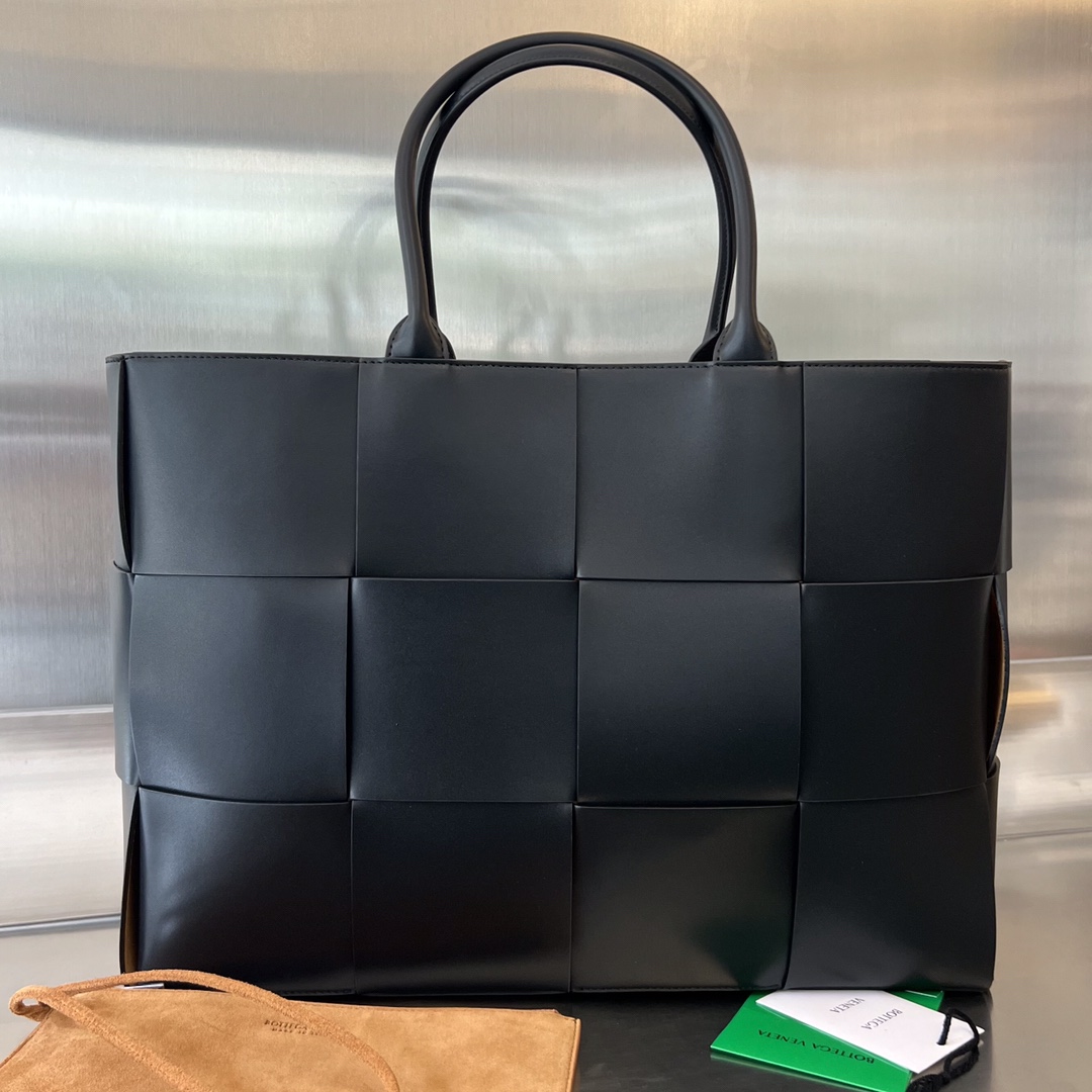Bottega Veneta® Men’s Small East-West Arco Tote in Black.