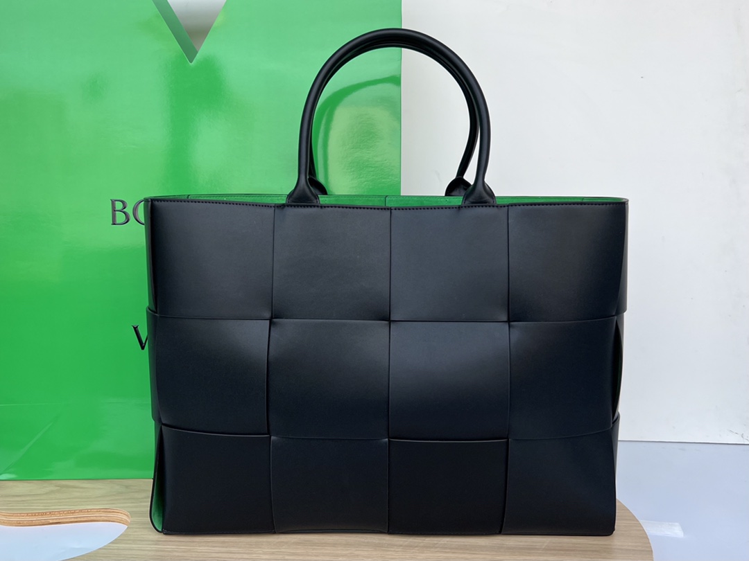 Bottega Veneta® Men’s Small East-West Arco Tote in black