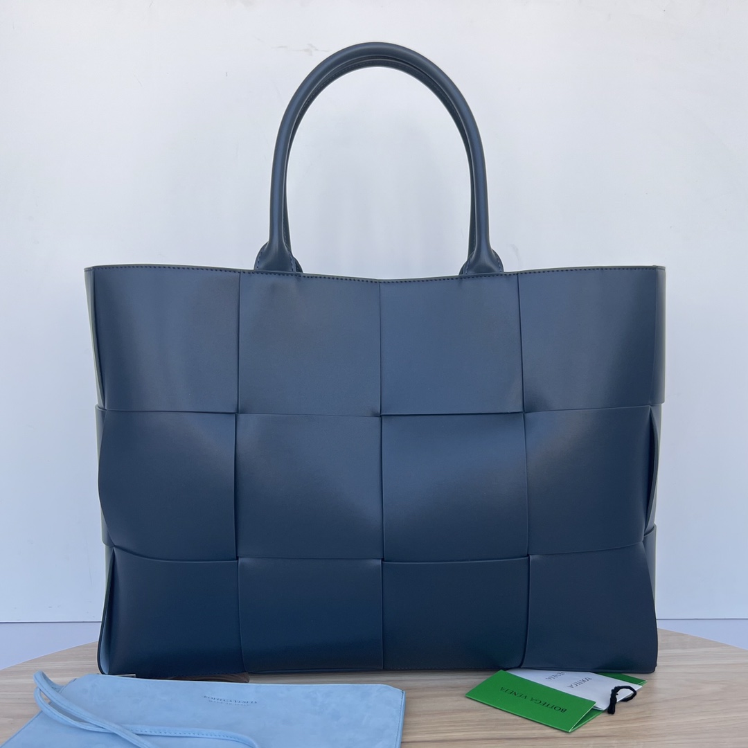 Bottega Veneta® Men’s Large Arco Tote Bag in Deep blue /