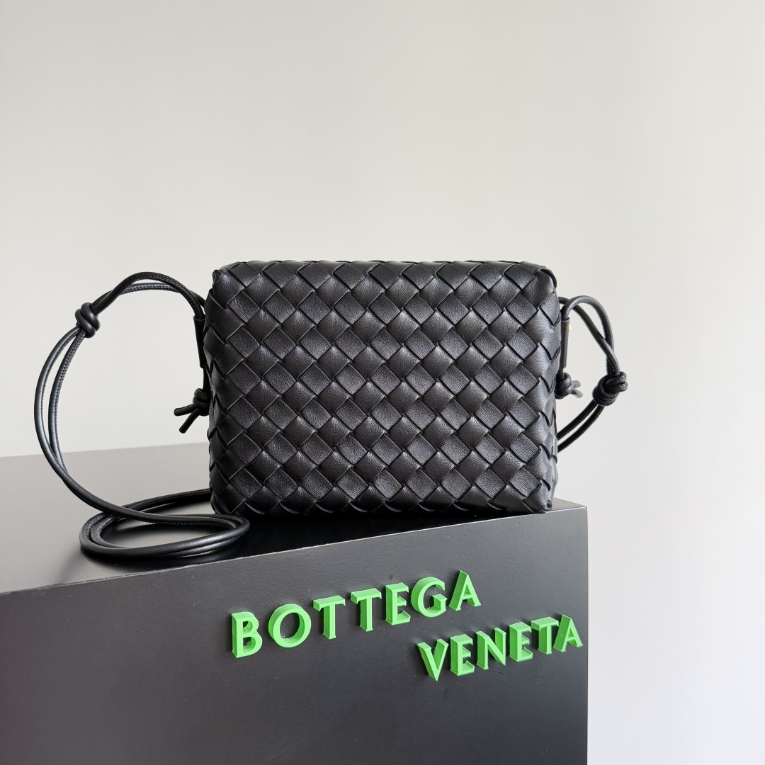 Bottega Veneta Small loop camera bag |