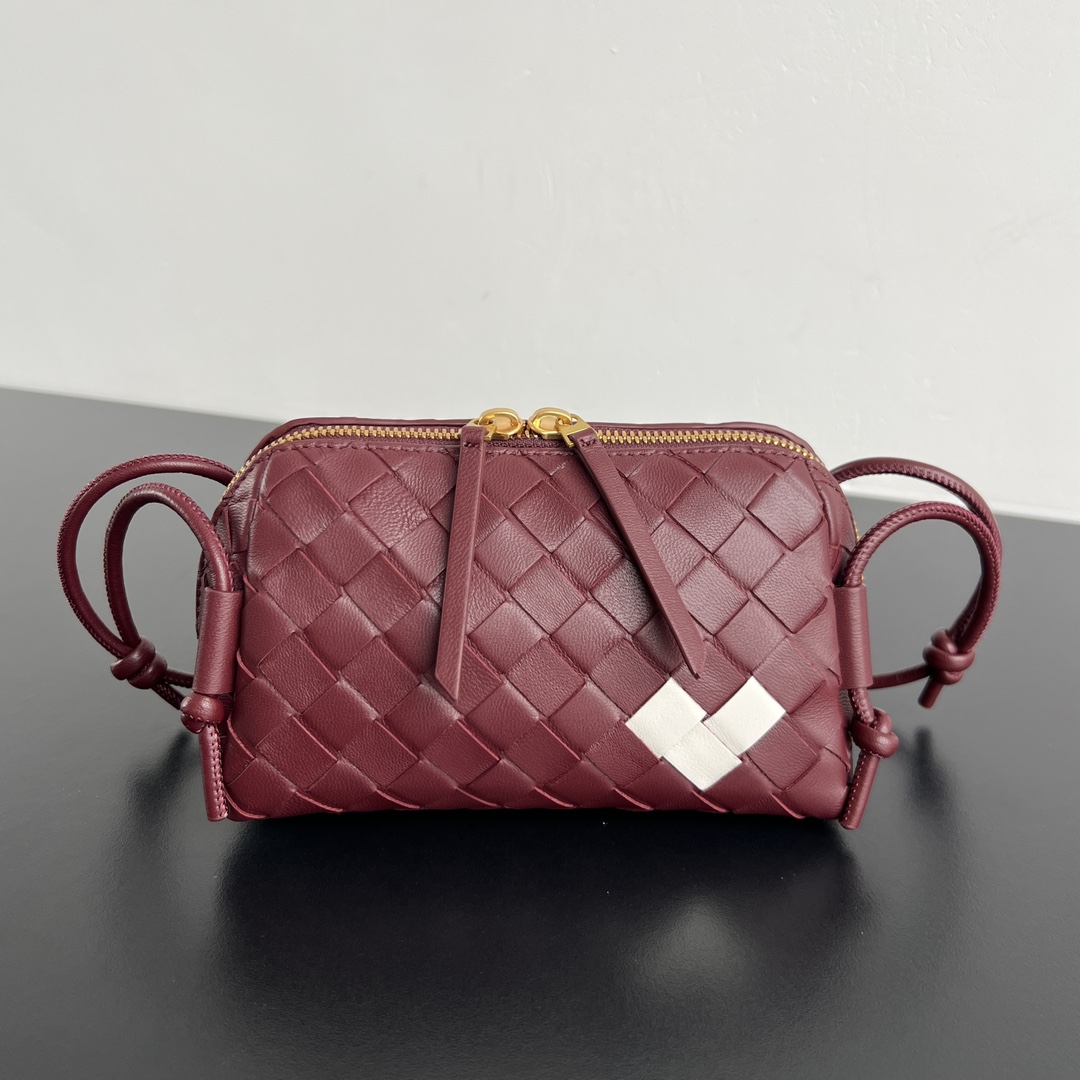 Bottega Veneta Concert Intrecciatio Clutch With Heart Detail in Red
