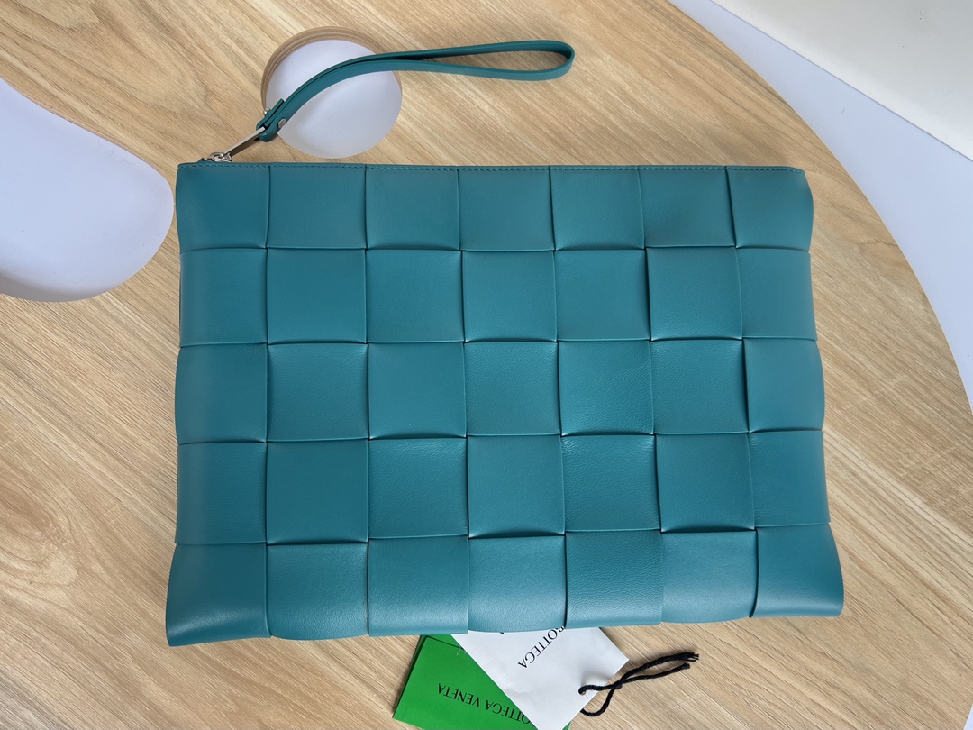 bag Bottega Veneta Blue Pouch in Intrecciato Calfksin for Men Online