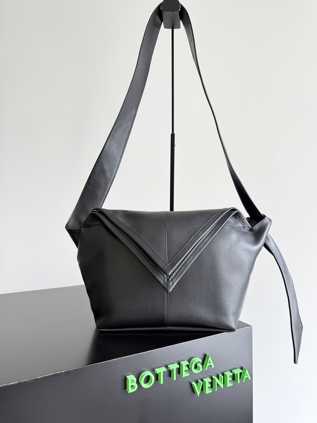 Bottega Veneta Leather Shoulder Bag – black