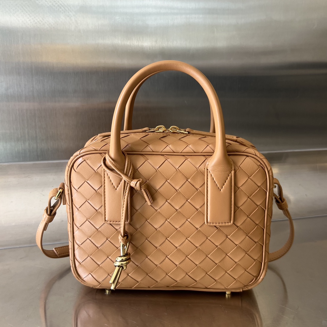 Bottega Veneta Medium Bag in Luxury Leather in Honey brown