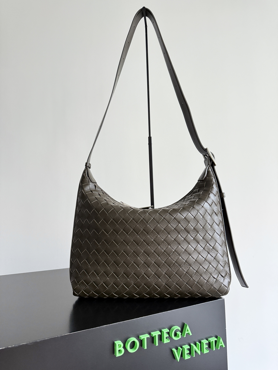 Bottega Veneta Medium Intrecciato Traveller Hobo Bag