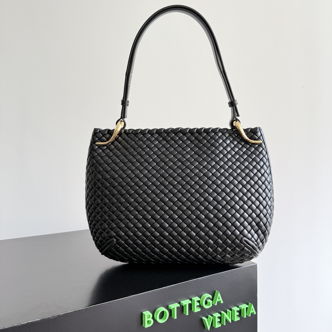Bottega Veneta Medium Intrecciato Clicker Bag  black