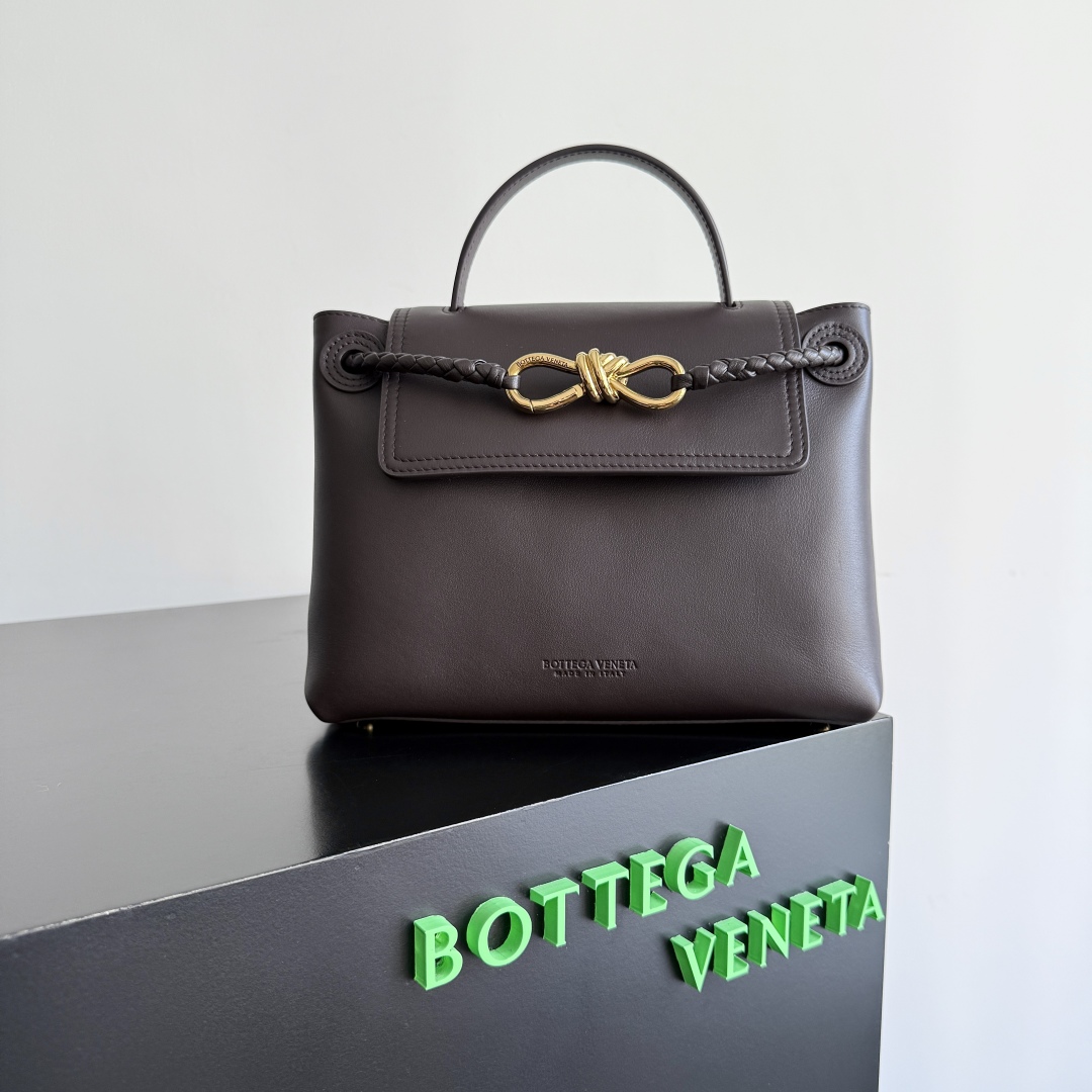 Bottega Veneta Medium Leather Ciao Ciao Tote Bag – Red |
