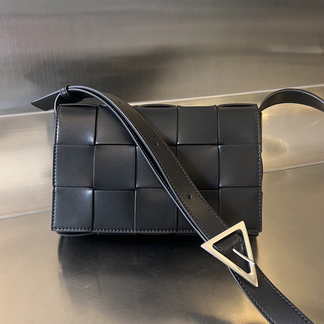BOTTEGA VENETA Calfskin Maxi Intreccio Cassette Bag Ardoise
