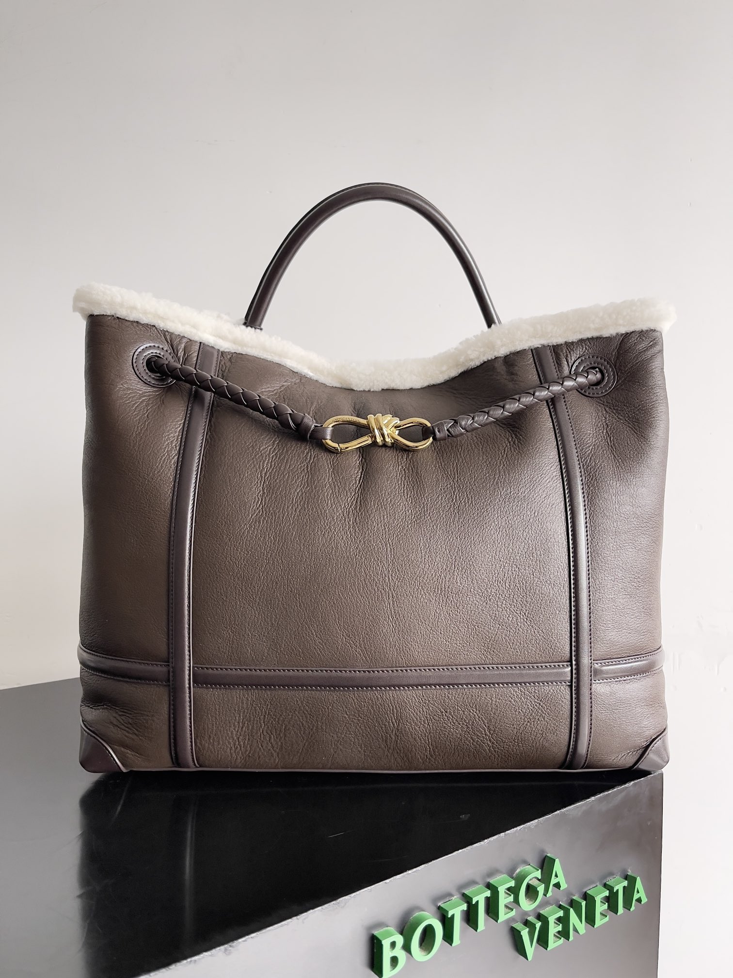 Bottega Veneta Leather Messenger Bag Large – Brown Totes, Handbags – BOT303561