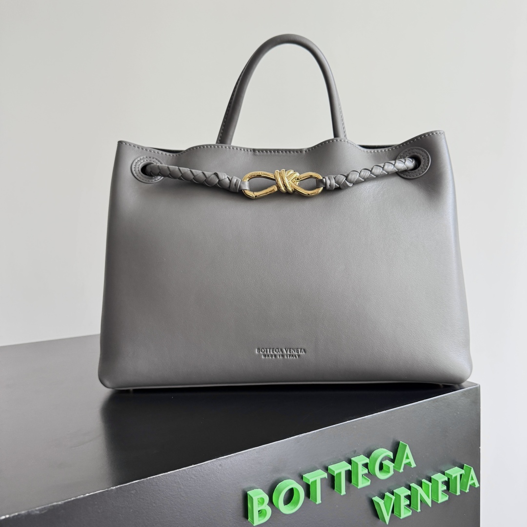 Bottega Veneta Large Andiamo Shoulder Bag |
