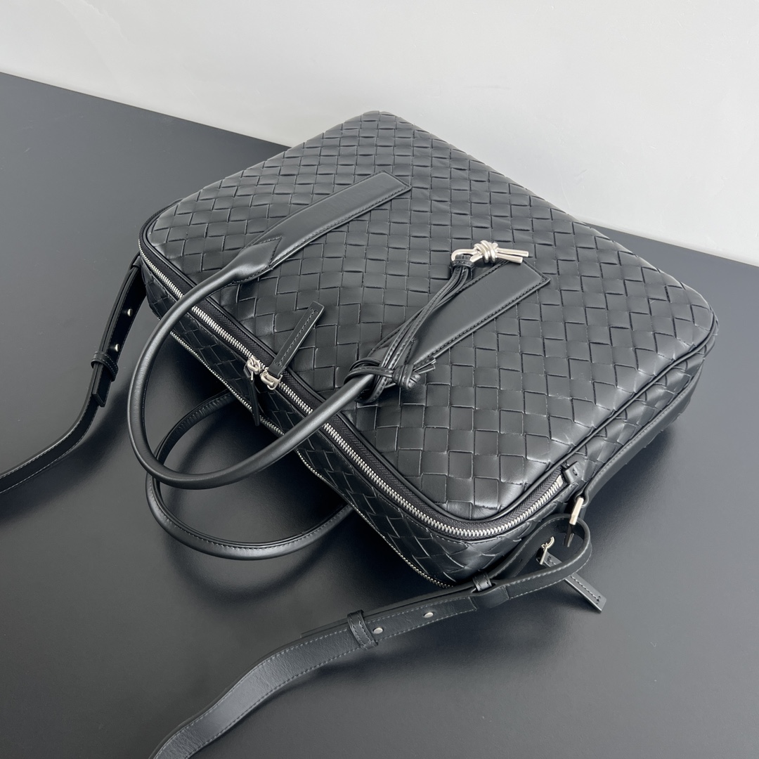 Bottega Veneta Men’s Medium Intrecciato Leather Duffel Bag