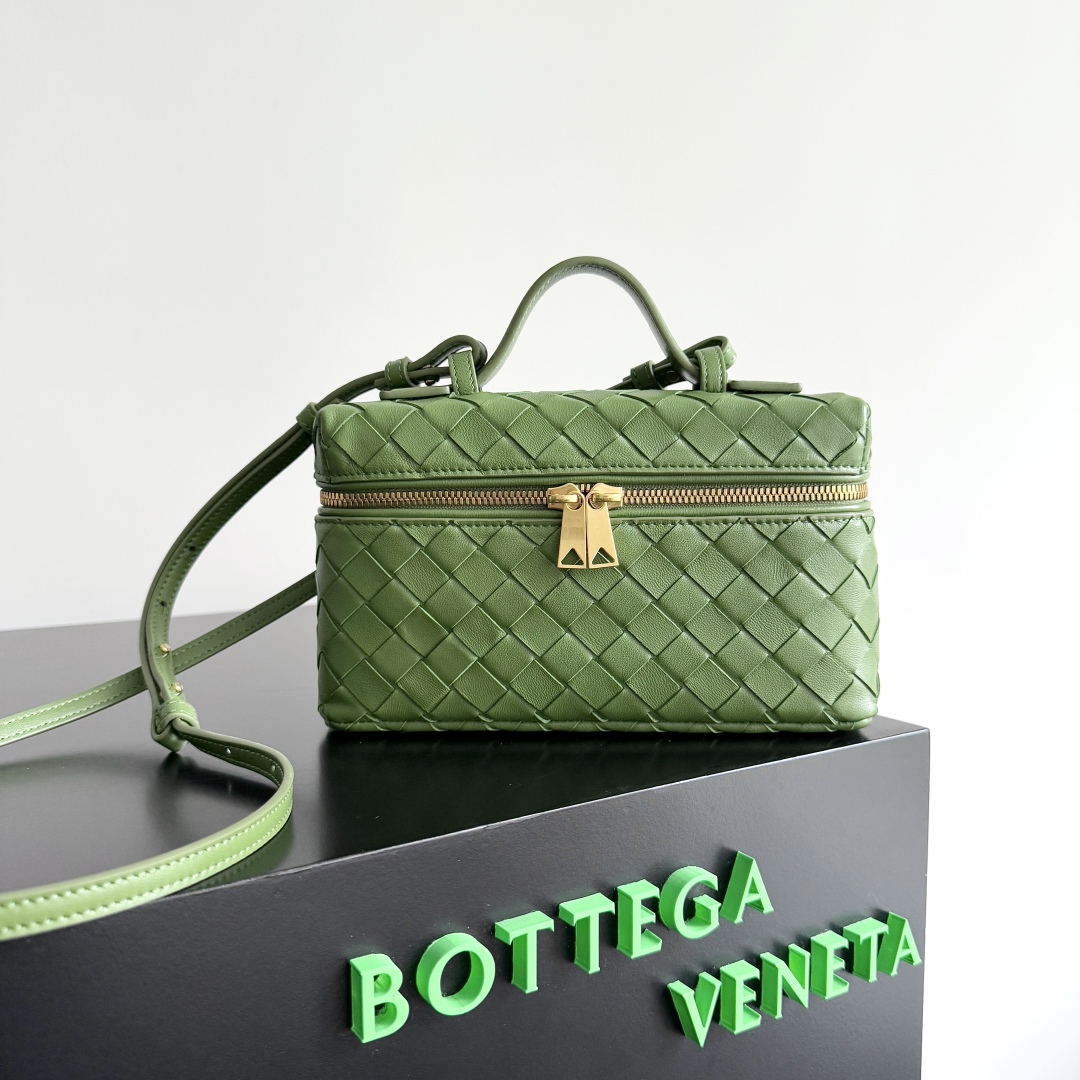 Bottega Veneta Bang Bang Vanity Case in Green