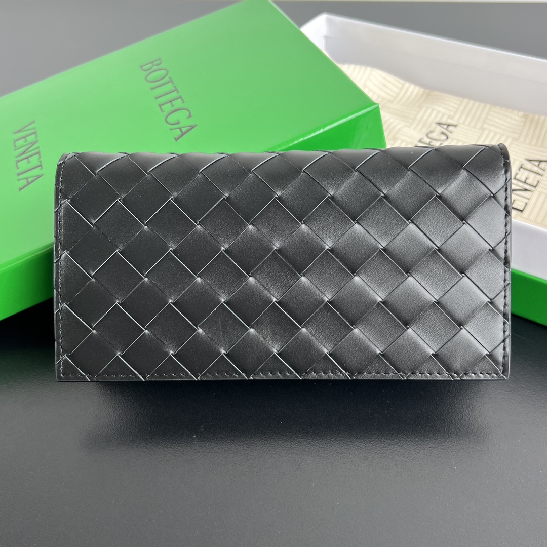 Bottega Veneta® Women’s Andiamo Clutch in Ardoise.