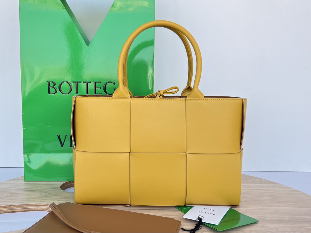 Bottega Veneta Arco Intreccio Tote Bag Medium Cob/Purple