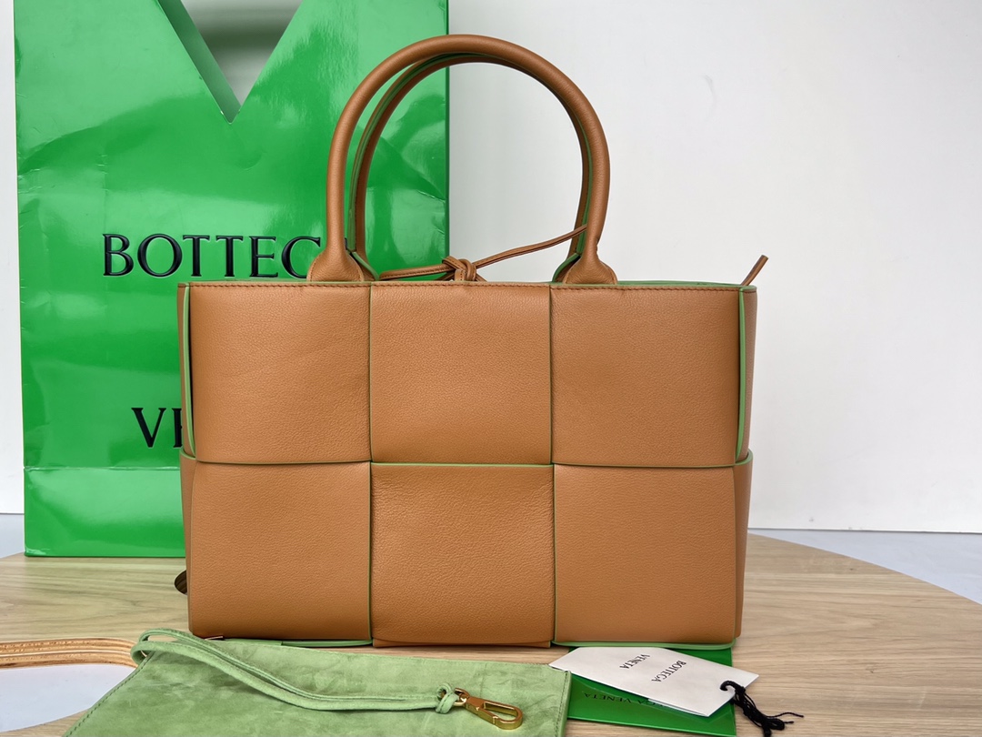 BOTTEGA VENETA Buffalo Maxi Intrecciato Small Arco Tote