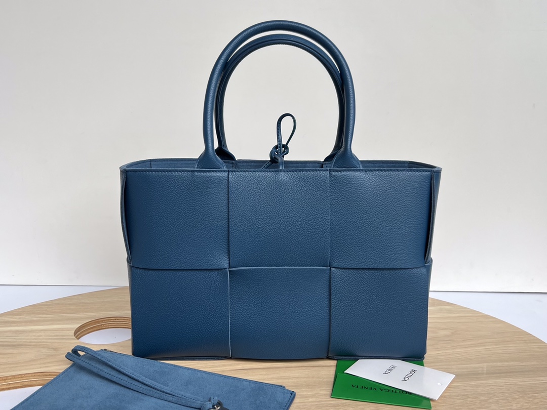 BOTTEGA VENETA 652867 Grained leather navy Arco small