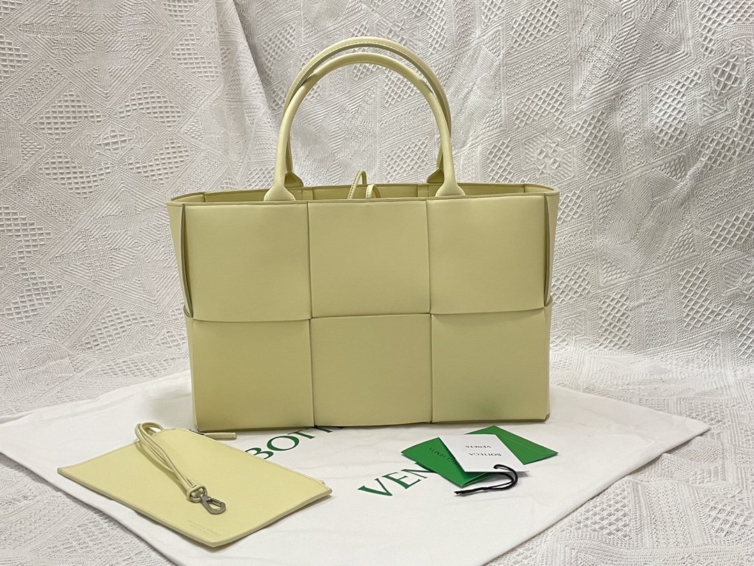 Bottega Veneta Arco Tote Bag Light Green Medium