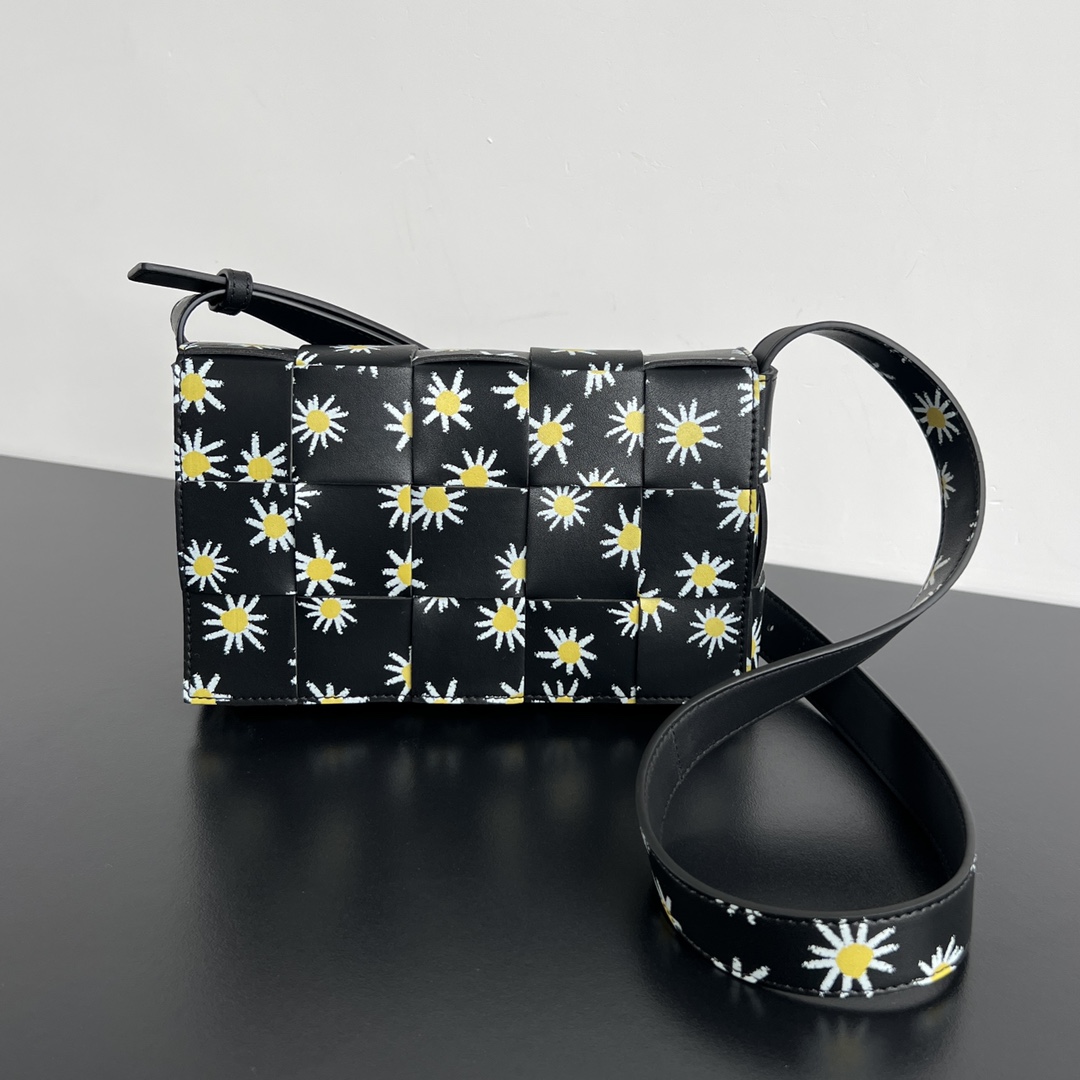 BOTTEGA VENETA Calfskin Maxi Intreccio Daisy Print Small