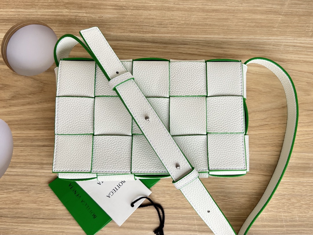 Bottega Veneta Cassette ‘White/Parakeet’ – 578004