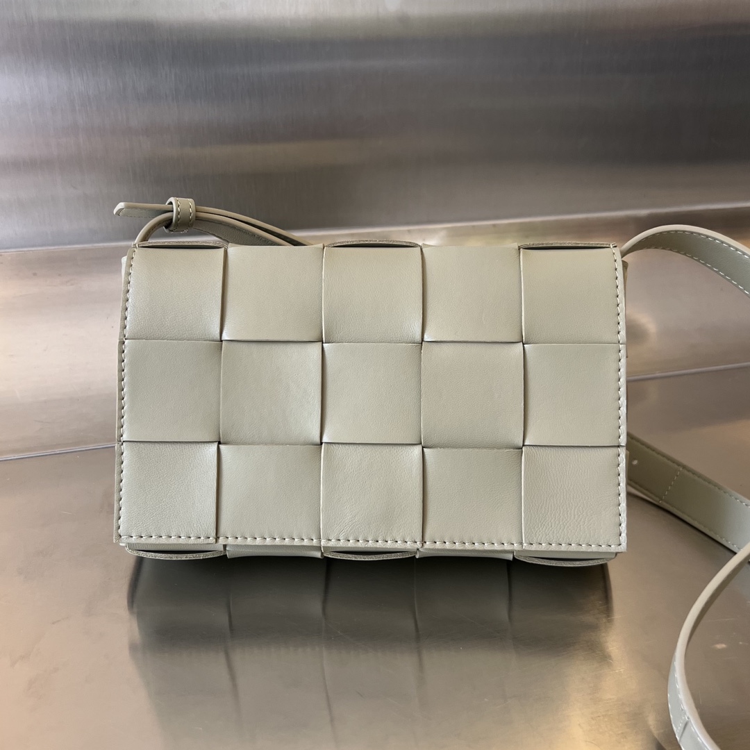 Bottega Veneta – Off White Intrecciato-Woven Cassette Lambskin Shoulder Bag