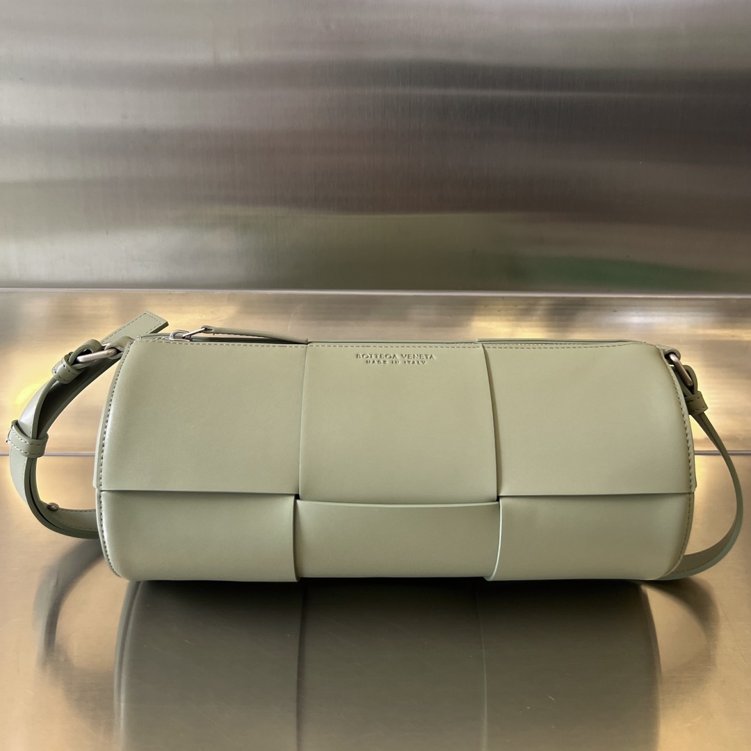 BOTTEGA VENETA Calfskin Maxi Intreccio Medium Canette