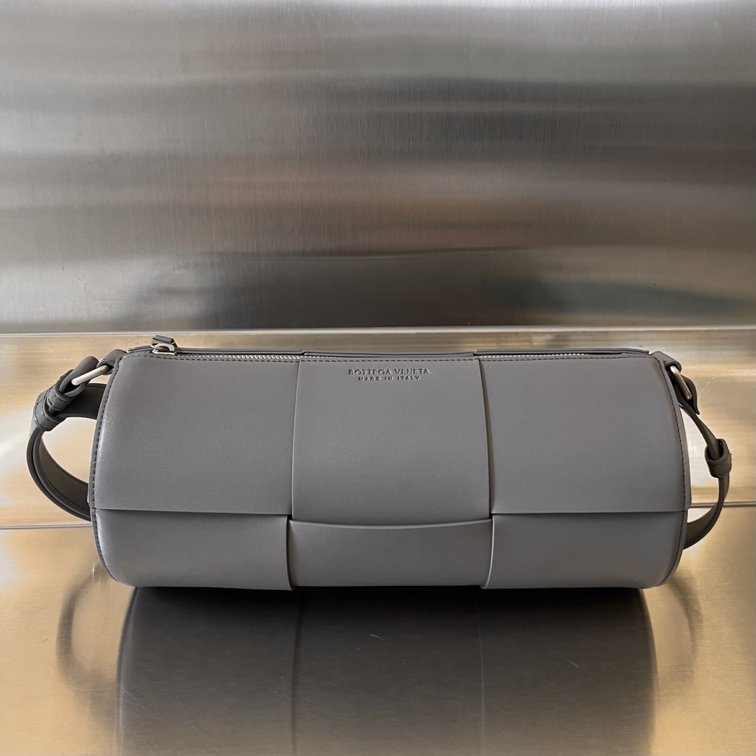BOTTEGA VENETA Calfskin Maxi Intreccio Medium Canette gray