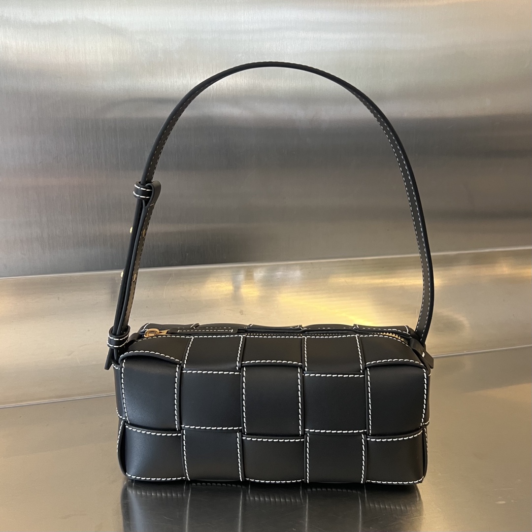 BOTTEGA VENETA Calfskin Maxi Intrecciato Edge Stitch Cassett
