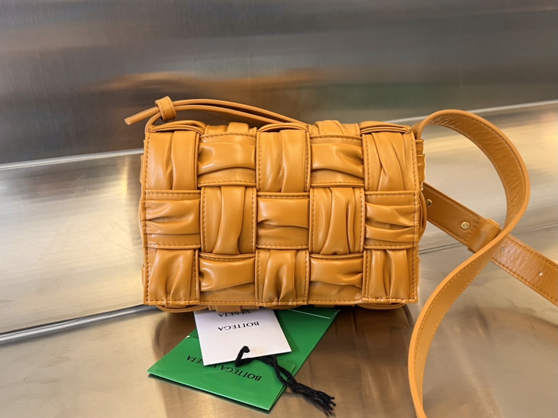 Bottega Veneta Bottega Veneta cassette leather crossbody bag | jacquestine_boutique | REVERSIBLE