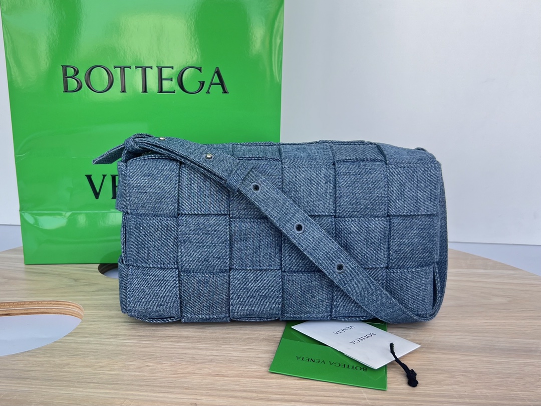 Bottega Veneta – Brick Cassette Small denim shoulder bag blue