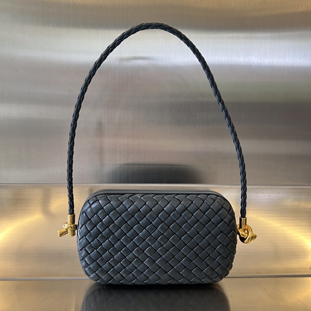 Bottega Veneta – Knot leather clutch black