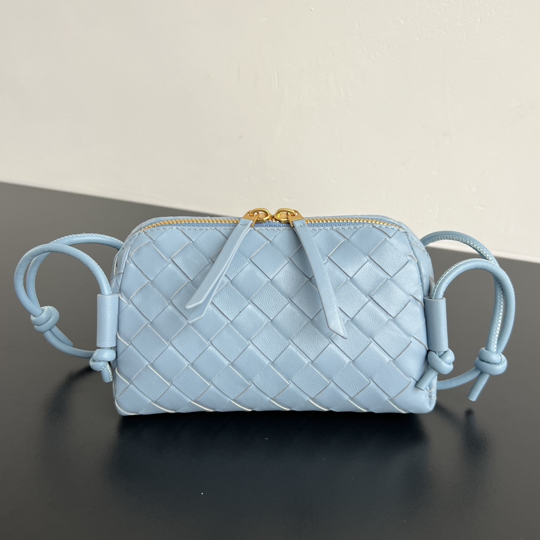 Bottega Veneta Concert Knitted Shoulder Bag In Blue