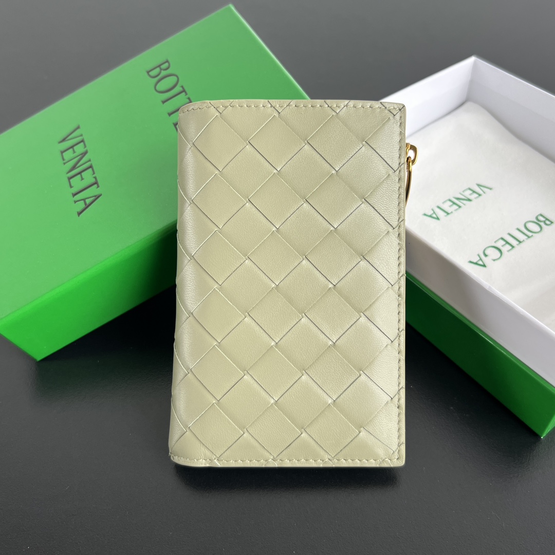 Bottega Veneta Medium Leather Intrecciato Bifold Wallet |