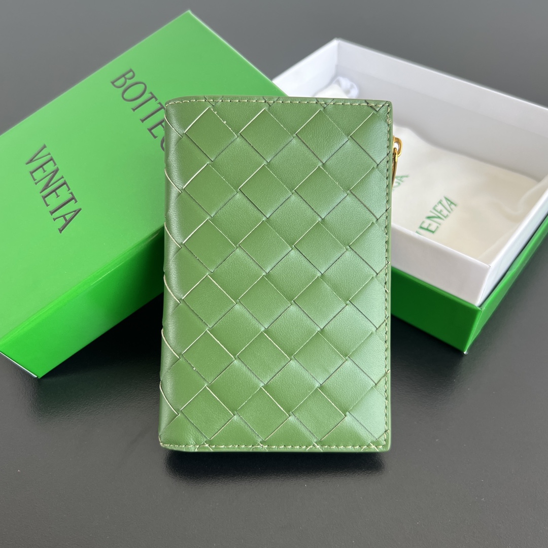 BOTTEGA VENETA Calfskin Intrecciato Flap Card Case green