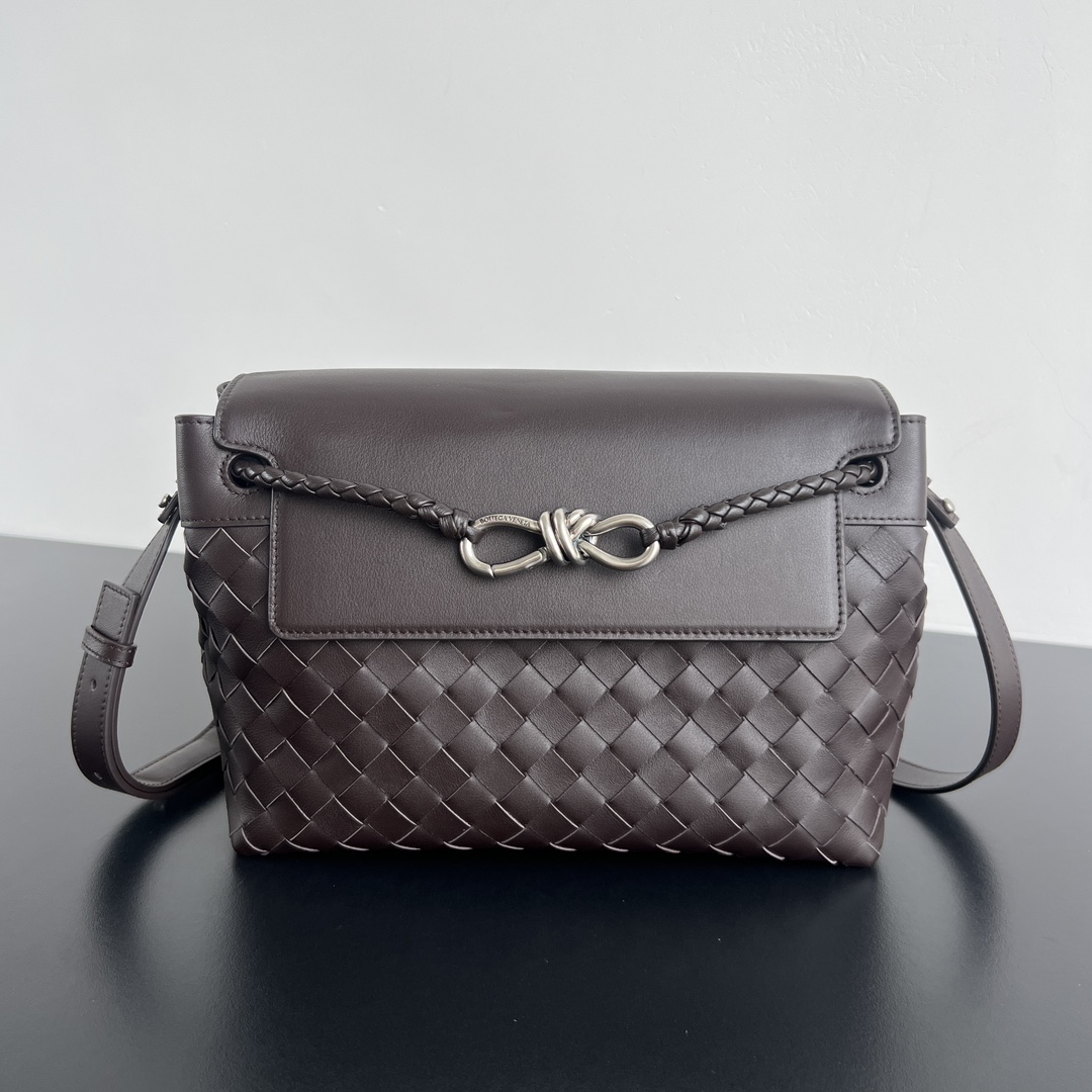 Bottega Veneta® Men’s Small Andiamo Messenger in Fondant