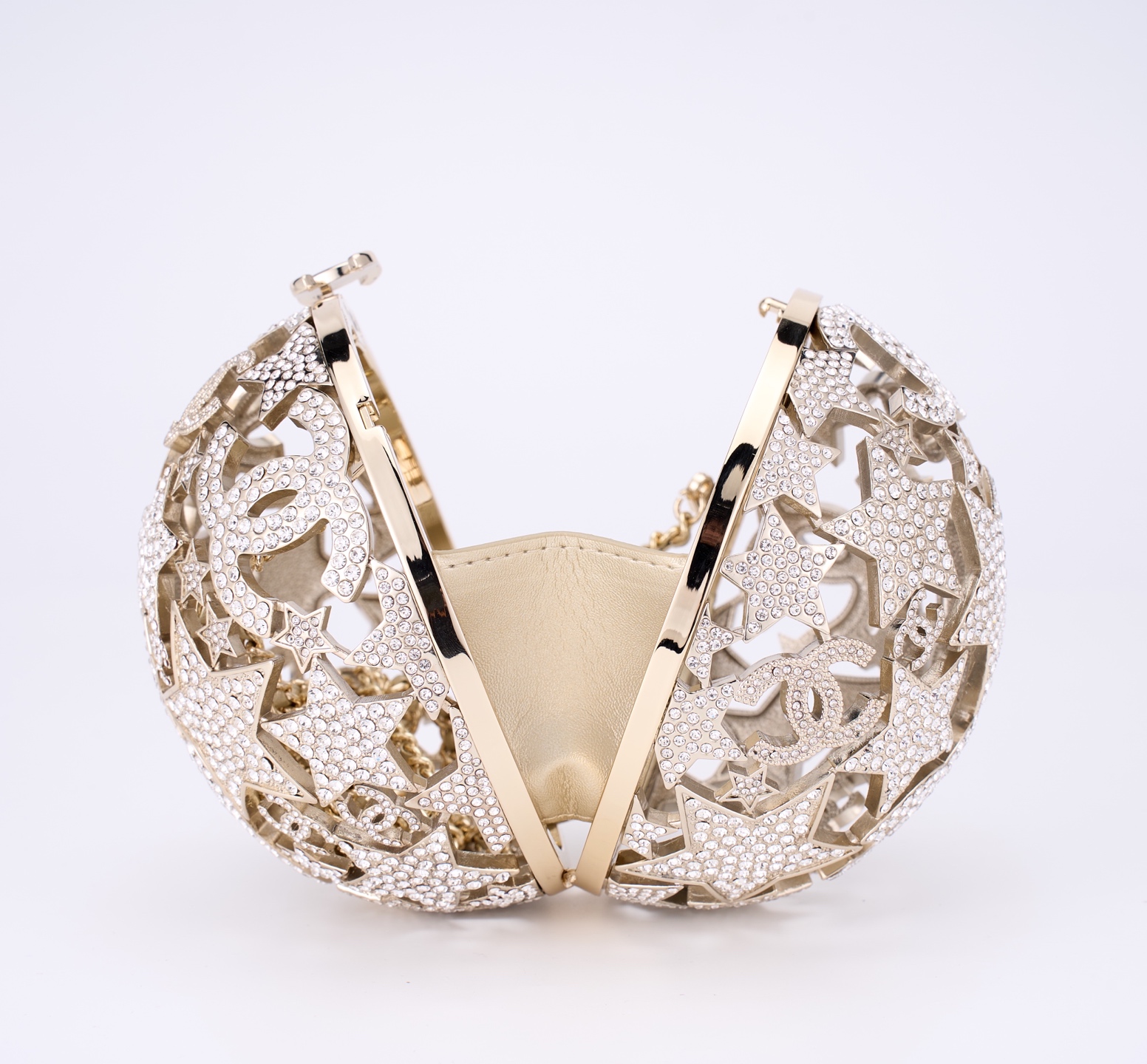 Chanel Necklace – Metal, glass pearls, imitation pearls & strass, gold,