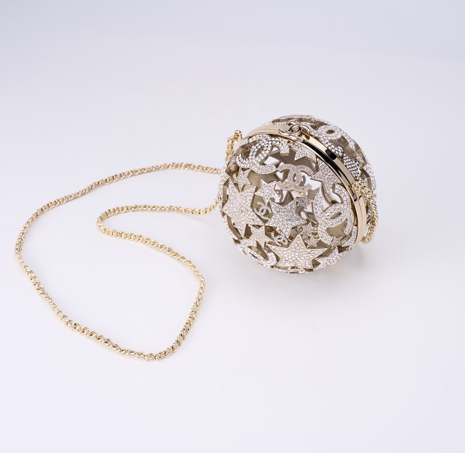 Chanel Necklace – Metal, glass pearls, imitation pearls & strass, gold,