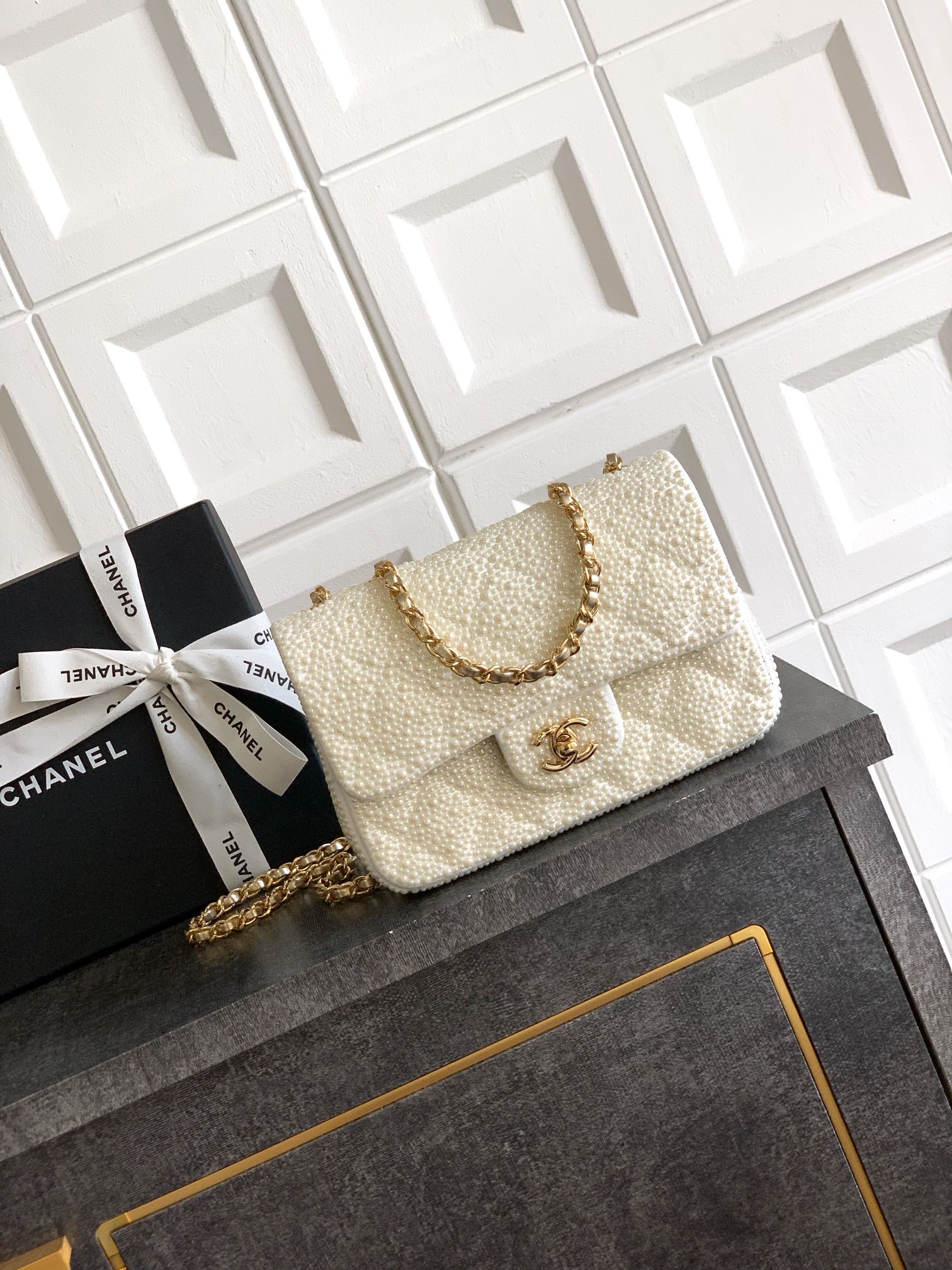 Chanel Evening bag, Imitation pearls & gold-tone metal, white